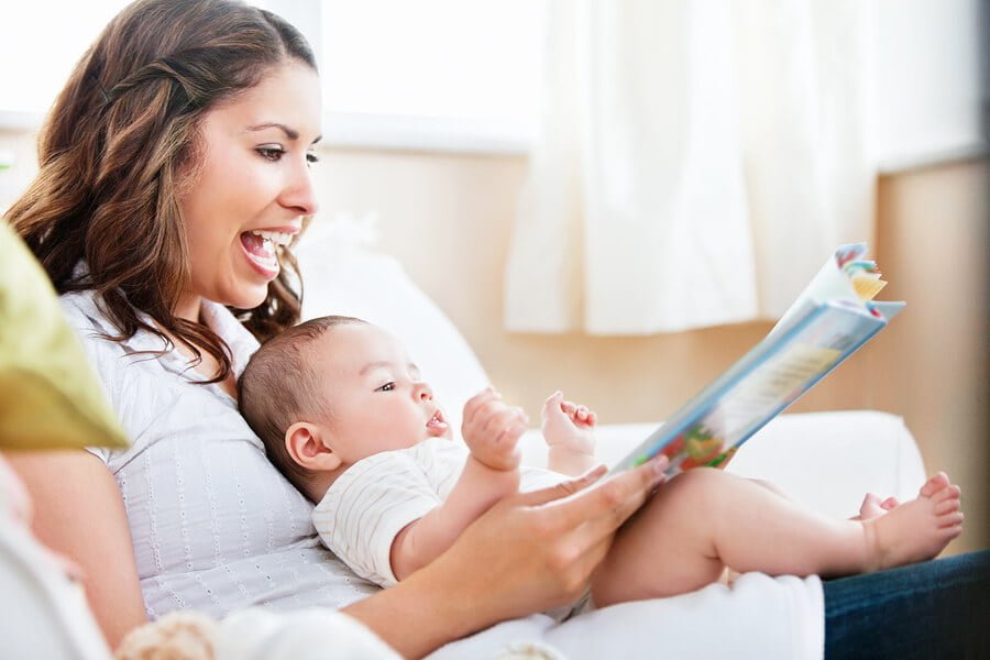Anne bebeğiyle kitap okurken emzirme dönemi gümüş göğüs pedi