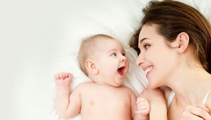 Anne ve bebeğin yakınlaşması, gümüş göğüs kalkanı sayfasındaki anne-bebek bakımını temsil ediyor